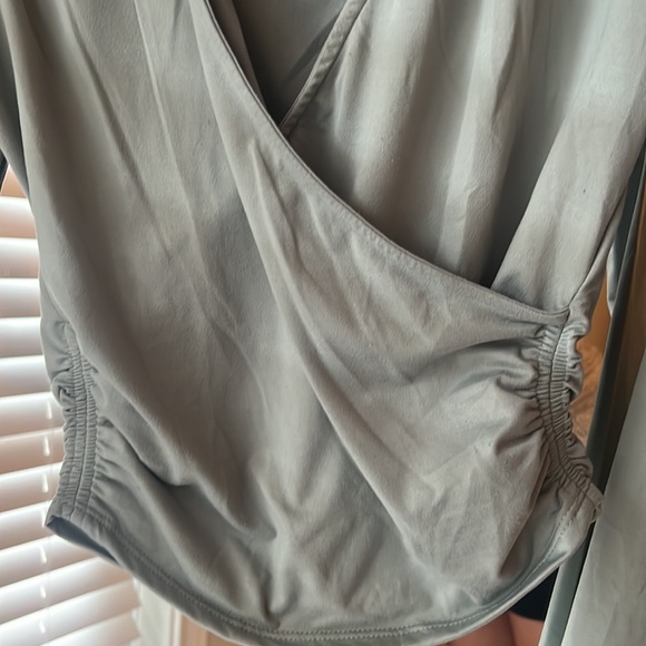 Long sleeve low v-cut compressed top - Picture 3 of 6